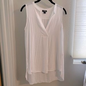 White, hi-low v-neck sleeveless blouse